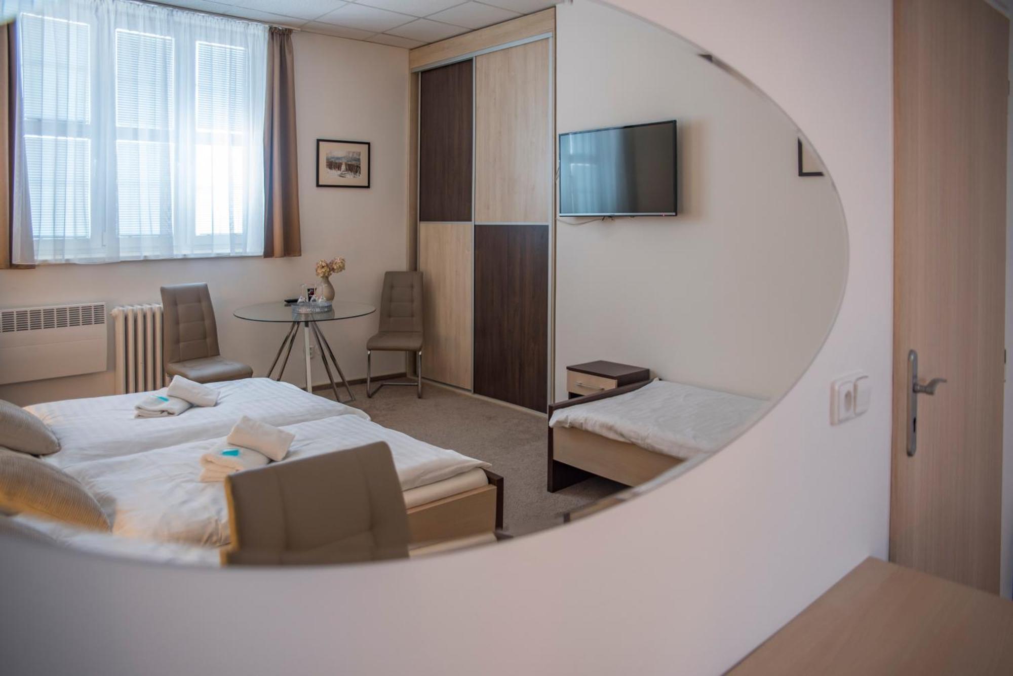 Classic Apartmany Trinec Buitenkant foto